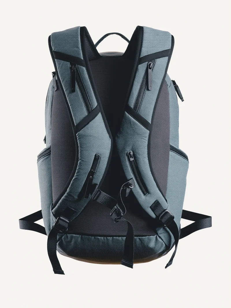 Konzeptstudie eines technischen Tagesrucksacks ohne Logos, rein illustrativ